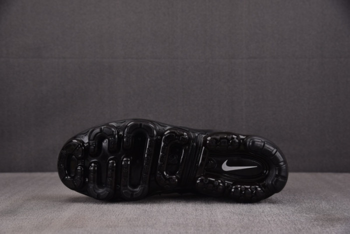 NIKE AIR VAPORMAX Plus AO4688-300