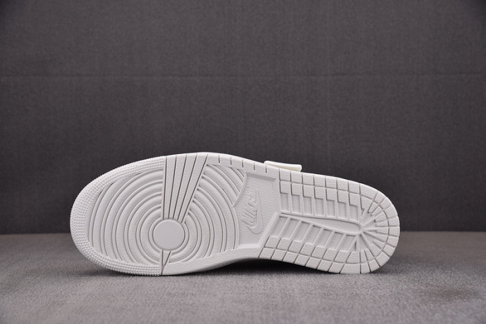 TRAVIS SCOTT X AIR JORDAN 1 LOW OG OG1228-111