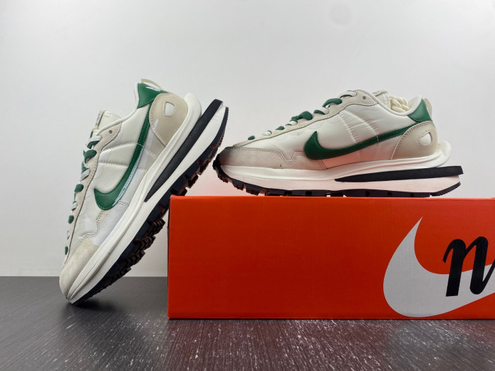 nike sacai x vaporwaffle green white dd1875-102